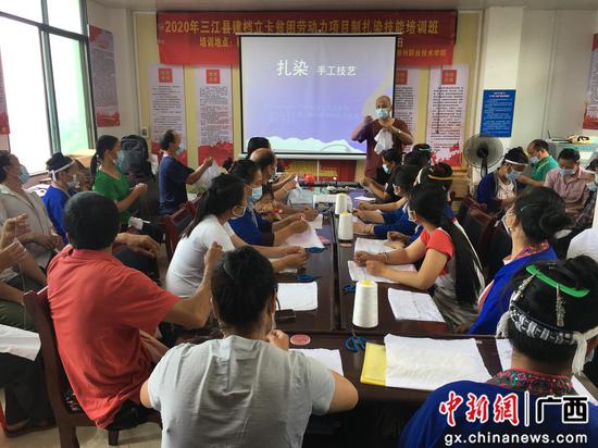 柳職院扎染技藝培訓與軟件開發(fā)攜手走進侗寨